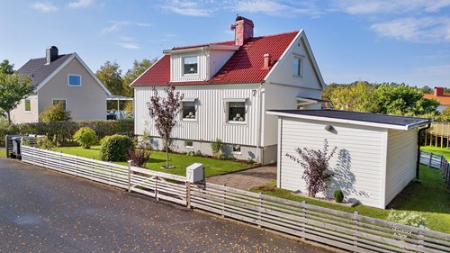 Till fastigheten hör även ett fristående garage samt en separat bod