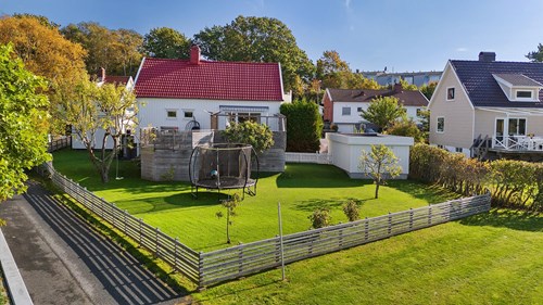 Tomten erbjuder en barnvänlig trädgård med gott om utrymme för lek, odling och umgänge