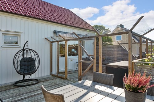 Nuvarande ägare har innekatter, därför är altanen inhägnad