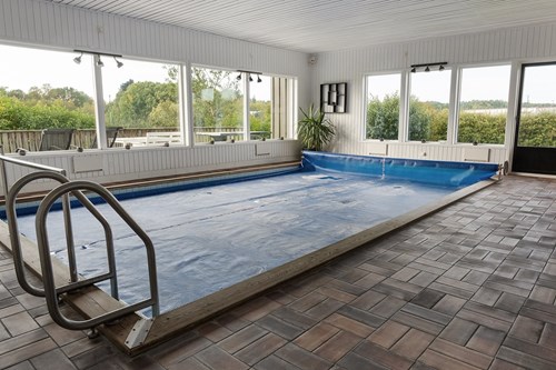 Inomhuspool med bastu och dusch