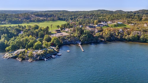 Området kring Klostergård är en plats för återhämtning, där skogens lugn möter havets öppna landskap
