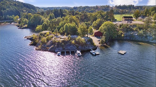 Möjlighet finns att ordna båtplats vid  bryggan