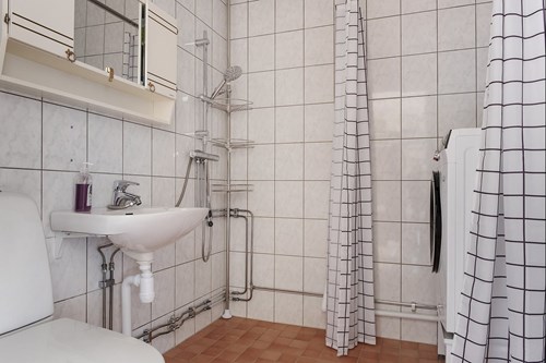 Helkaklat badrum, utrustat även med tvättmaskin och torktumlare